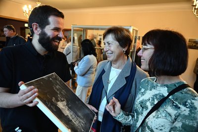 Christian Vogel, Sachgebietsleiter Kultur der Stadt Oelsnitz (l.) im Gespräch mit Gisela Neumerkel (Mitte) und Sandra Heinze aus Oelsnitz.
