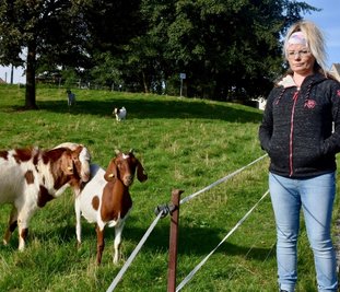 Nicole Wallrath und ihre Ziegen. 