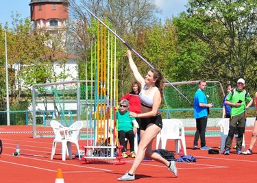 TVL-Athletin Katharina Grobitzsch, greift diesmal nicht zum Speer, sondern zum Stab. Für sie geht es am Samstag hoch hinaus.