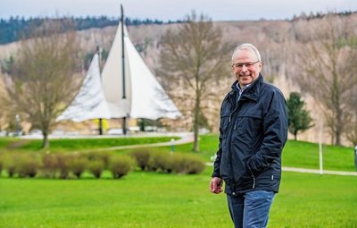 Bernd Birkigt im Kurpark von Bad Schlema: Die Grünanlage steht im Zentrum der Landesgartenschau. 