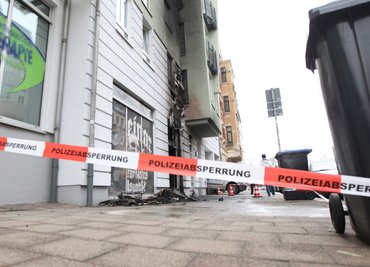 Die Plauener Feuerwehr musste in der Nacht von Freitag zu Samstag zum Löscheinsatz in den Thor-Steinar-Laden "Oseberg" ausrücken.