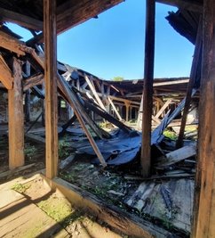 Feuchtigkeit dringt ein, weil das Dach teilweise eingebrochen ist.