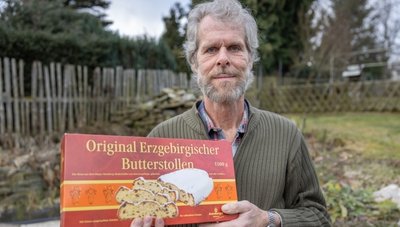 Der Crottendorfer Thomas Wend hilft Christine Lang (85) im Alltag. Dafür bekam er nun einen Dankesstollen. 