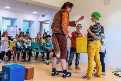 Das Mitmachtheater mit Pfiffikus, dem Fuchs und Maskottchen der Entsorgungsdienste, war zu Gast im Hort. 