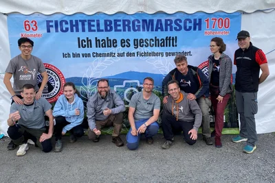 Stolze Karateka: Hieu Bui Tien, Vereinschef Ralf Ziezio, Jasmin Kurtze, Jörg Leupold, Markus Nöbel, Robin Miketta, Jan Leißner, Katja Striesche und Florian Friedlein (v. l.) vor dem Zielzelt, nachdem sie die 63 km erfolgreich absolviert hatten.