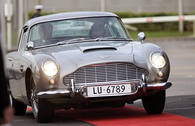 Schauspielerin Ursula Andress fährt James Bonds Aston Martin DB5 zur Feier ihres 70. Geburtstags (Foto aus dem Jahr 2006).