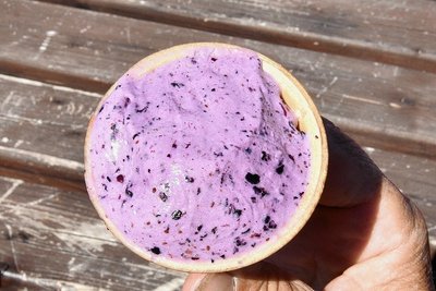 Die Landbäckerei Behrendt ausZwota bot Schwarzbeer-Eis an.