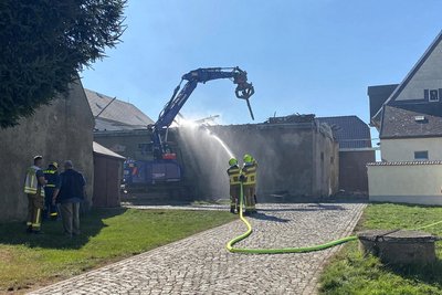 Nachdem das THW Dachteile entfernt hatte, konnte die Feuerwehr besser löschen.