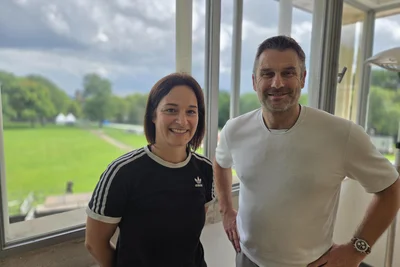 Stephanie Lohse und Ralph Schulze im Orga-Büro mit besten Blick auf das Areal.