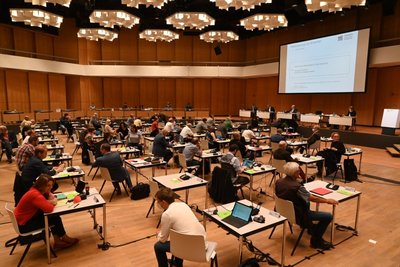 Die Sitzung fand in der Stadthalle statt.