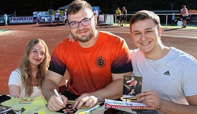 Gefragter Gast: Auch Nils Hönl (r.) und Melissa Enderlein aus Chemnitz holten sich beim Fest der WSG Schwarzenberg-Wildenau zum 60-jährigen Vereinsbestehen ein Autogramm bei Kugelstoßer Kevin Reim. 