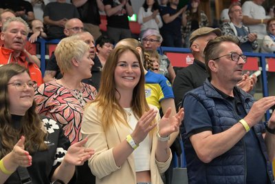 Rodlerin Julia Taubitz schaut sich gern andere Sportarten an, wie hier im Frühjahr ein Handballspiel beim EHV Aue. Demnächst ist sie im Erzgebirgsstadion zum Saisonauftakt des FCE zu Gast.