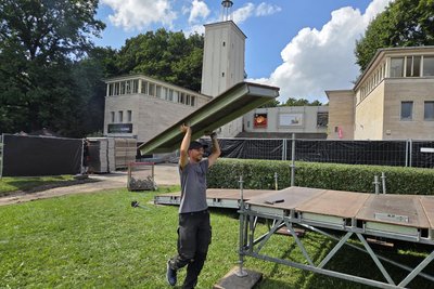 Ringo Globig baut mit seinen Kollegen den Bereich für Rollstuhlfahrer auf.
