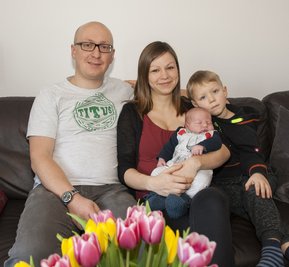 Papa Tom (l.) und Mama Nicole zusammen mit ihren Söhnen Richard und Johann.