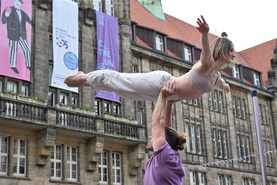 Das Duo „Kommschon & Nagut“ legte vor. Hunderte Künstler und Künstlerinnen werden erwartet.