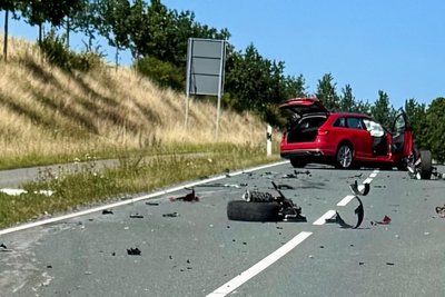 Hoher Sachschaden und zwei Verletzte sind die Bilanz des Unfalls vom Montagnachmittag.