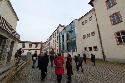 Bei einem Rundgang verschafften sich die Teilnehmer des Treffens einen Eindruck vom aktuellen Zustand der Spinnerei.