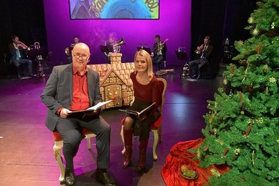 Schauspieler Andreas Kuznick und Schauspielerin Franka Anne Kahl sowie die Musiker bei den Dreharbeiten zu "Hänsel und Gretel" im Theater.