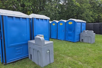 125 Dixie-Toiletten werden auf das Gelände verteilt.