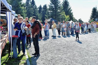 Die Besucher standen Schlange, um Schwarzbeer-Kuchen und andere Spezialitäten zu ergattern. 