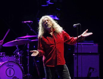 Aufnahme von 2016: Robert Plant, britischer Sänger und ehemaliges Bandmitglied von Led Zeppelin, tritt mit seiner Band The Sensational Space Shifters bei den Nights of the Botanical auf. Am Montag wurde der Musiker 70.