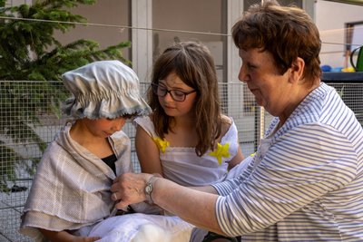 Ingrid Werner (r.) legt letzte Hand an den Kostümen von Lina (l.) und Lotte an.