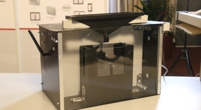 Die Wetterstation von der Rückseite betrachtet. Oben befindet sich ein Auffangtrichter zur Bestimmung der Regenwassermenge.