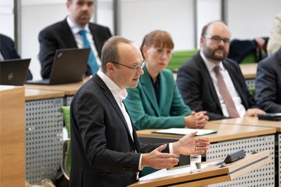 Landwirtschaftsminister Wolfram Günther (Grüne) erklärt sich zum Auftakt der Landtagssitzung am Mittwoch zum Problem der verspäteten Auszahlungen von EU-Geldern an Landwirte in Sachsen.