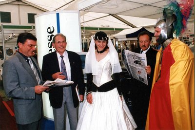 Karl Matko am Stand der "Freien Presse" zur Regionalmesse "Ergeba" in Schwarzenberg, hier unter anderen mit den beiden Symbolfiguren der Stadt, Burgfräulein Edelweiß und Ritter Georg.