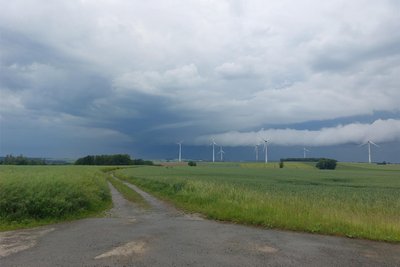 Dunkle Regen- und Gewitterwolken zogen am Samstagnachmittag über der Freiberger Region bei Halsbrücke auf. Zeitweise regnete es stark. Ein Unwetter blieb glücklicherweise aus.