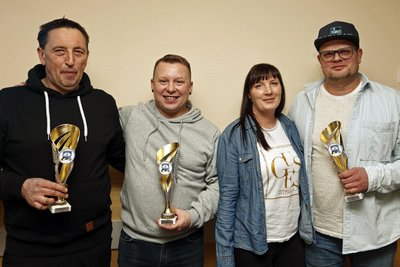 Pierre Günther (2. v. l.) ist Clubmeister 2025 des MC Grünhain. Auf den Plätzen 2 und 3 folgen Andreas Schramm (r.) mit Sindy Schneider sowie Mario Keller.