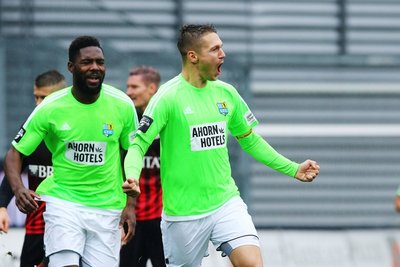 Moise Mbende (links) und Daniel Frahn bejubeln das Chemnitzer Führungstor zum 1:0.