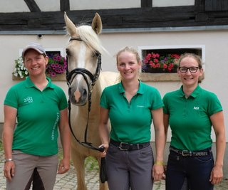 Antje, Christina und Anja Schöniger (von links) haben nach guten internationalen Resultaten im bisherigen Saisonverlauf gut lachen. 