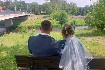 Ein besonderer Samstag nahe der Mulde bei Halsbrücke - das Hochzeitspaar Isabel und Mirko Schreiber hatte am Vormittag bei Sonne geheiratet.