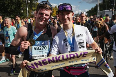 Beim Berlin-Marathon erhielt Laurin Drescher (links) auch tatkräftige Unterstützung seines ehemaligen Vereinskameraden Pierre-Pascal Keup (rechts), der nach wie vor als Radsportler aktiv ist.