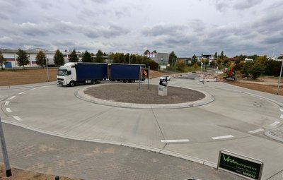 Ein raues Vergnügen: Die Fahrt durch den neuen Kreisverkehr im Meeraner Gewerbegebiet.