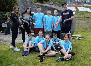 Den im Weltcup startenden Julia Taubitz, Melanie Fischer (Erste und Zweite von links) und Pascal Kunze (hinten rechts) ist es bei dem tollen Zwickauer Rodelnachwuchs mit Liron Raimer, Florian Tautenhahn, Marlon Berhold (hinten von links), Eddy Lein, Lotta Berhold, Franziska Zöllner, Adrian Tautenhahn und Anna Goldstein (sitzend von links) nicht bange um die Zukunft ihrer Sportart. 