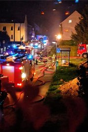 Ein Großaufgebot der Feuerwehr war mit den Löscharbeiten beschäftigt.