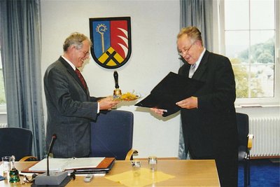 Zur Amtsübernahme 1994 im Landratsamt Aue erhielt Matko von Kreisrat Henry Schützer auch eine Glocke, mit der bei Sitzungen einsetzte.