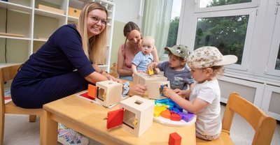 Amily Heinze (links), die Leiterin der Einrichtung, freut sich mit ihren Schützlingen Lily (2) und Charlie (4) über die tollen Bedingungen im neuen Haus.