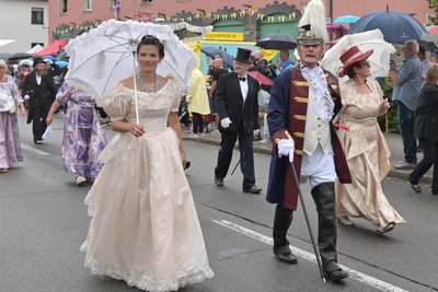 Selbst König Friedrich August III. , der 1913 Lugau besucht hat, ist beim Festumzug dabei gewesen.