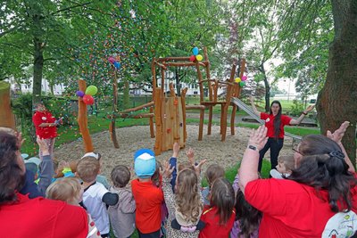 Mit Konfettikanonen stürmten die Kinder vom „Kinderland“ in Werdau ihr neues Spielgerät.