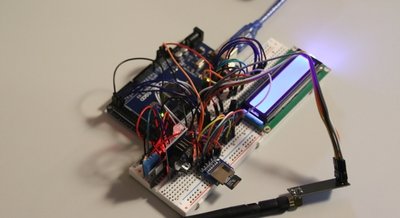 In den einzelnen Komponenten der Wetterstation haben die jungen Männer allerhand Technik verbaut.