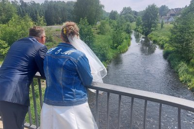 Isabel und Mirko Schreiber blickten am Samstagmittag auf die Mulde und hofften, dass sie weiterhin friedlich dahinfließt.