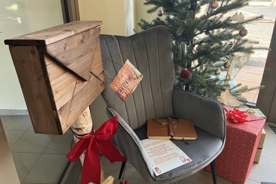 Während der Adventszeit können Kinder ihre Briefe an den Weihnachtsmann im Eingangsbereich der Stadtbibliothek in den Weihnachtsbriefkasten einwerfen.
