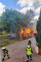 Dieser Schuppen am Unteren Stadtgraben in Hainichen stand am Mittwoch in Flammen. Eine Nachbarin alarmierte die Feuerwehr.