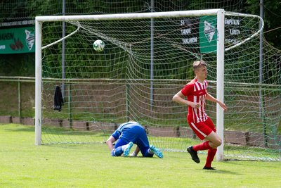 Torschütze Til Fischer dreht ab. Beim Anschlusstreffer schlug der Ball eigentlich flach links unten ein, wanderte dann aber das Tornetz hoch.