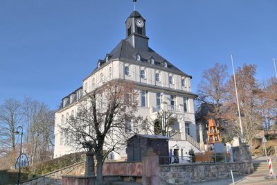Die ersten Buden für den Weihnachtsmarkt am vierten Advent in Lugau stehen schon, hier am Rathaus.