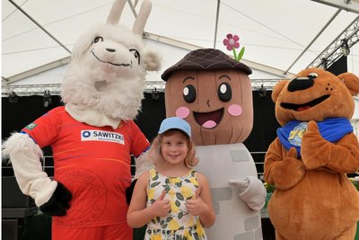 Die siebenjährige Sina Bräuer (vorn) hat sich über das Maskottchen-Treffen gefreut – im Bild (von links) das Maskottchen vom SV Fortschritt Lunzenau, Lugi und der Tedi-Bär.