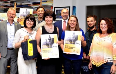 Die Sieger Luisa Schellenberger und Nadja Grigorenko (vorn von links) freuen sich mit den Zweitplatzierten Michaela Zimmermann, Pascal Müller und Karin Böttcher sowie Stephan Roßner (hinten, 2. von links) über je 900 Euro. Stadtwerke-Geschäftsführer Peter Kober (links) und Oberbürgermeister Steffen Zenner gratulierten. 